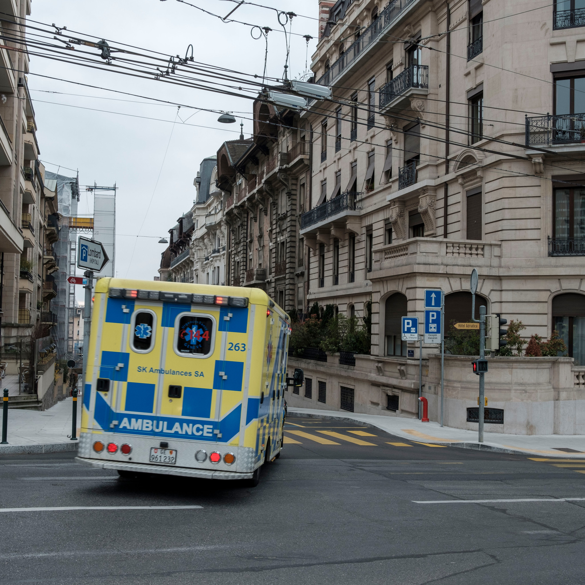 Cette ambulance genevoise transporte-t-elle la victime d’une erreur médicale?